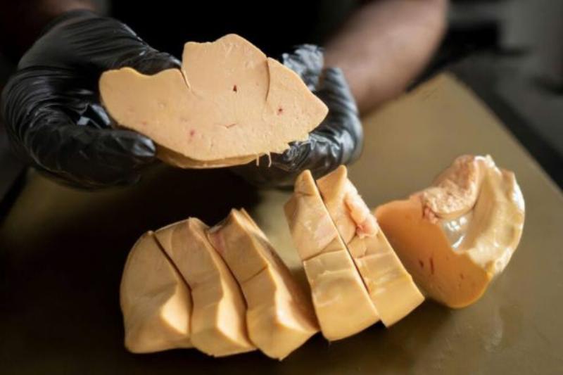Gà áp chảo đã nguội được cho vào hộp kín để bảo quản trong tủ lạnh.